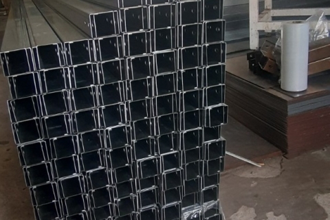 Tìm hiểu ưu điểm và ứng dụng máng cáp 50x50